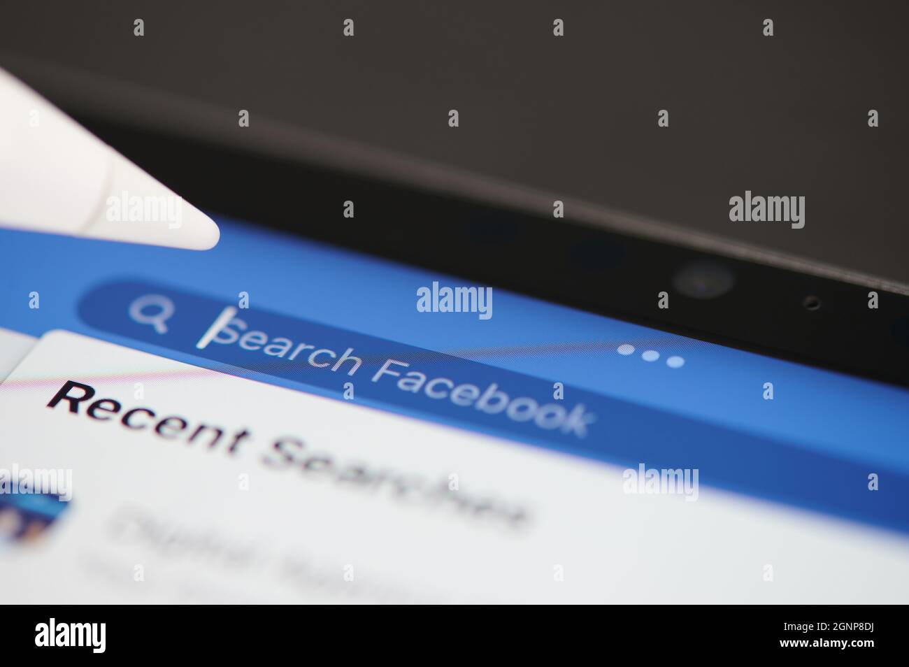 New york, USA - September 24 2021: Suche facebook-Leiste im ipad-Panel-Bildschirm Nahaufnahme mit Stift Stockfoto