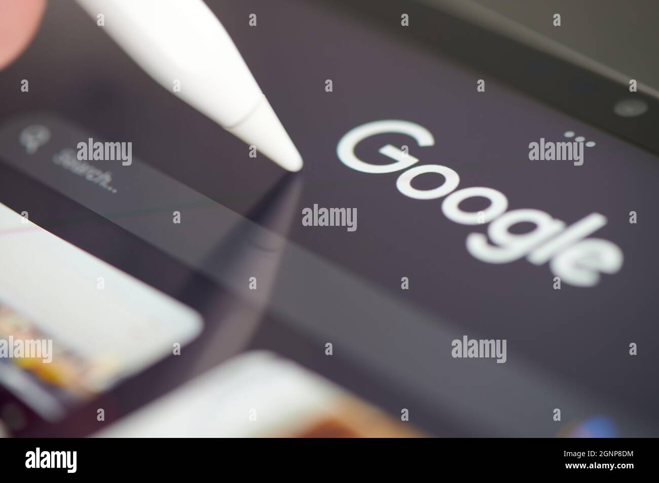 New york, USA - September 24 2021: Verwenden der google-Suche auf dem ipad-Panel-Bildschirm Nahaufnahme mit Stift Stockfoto