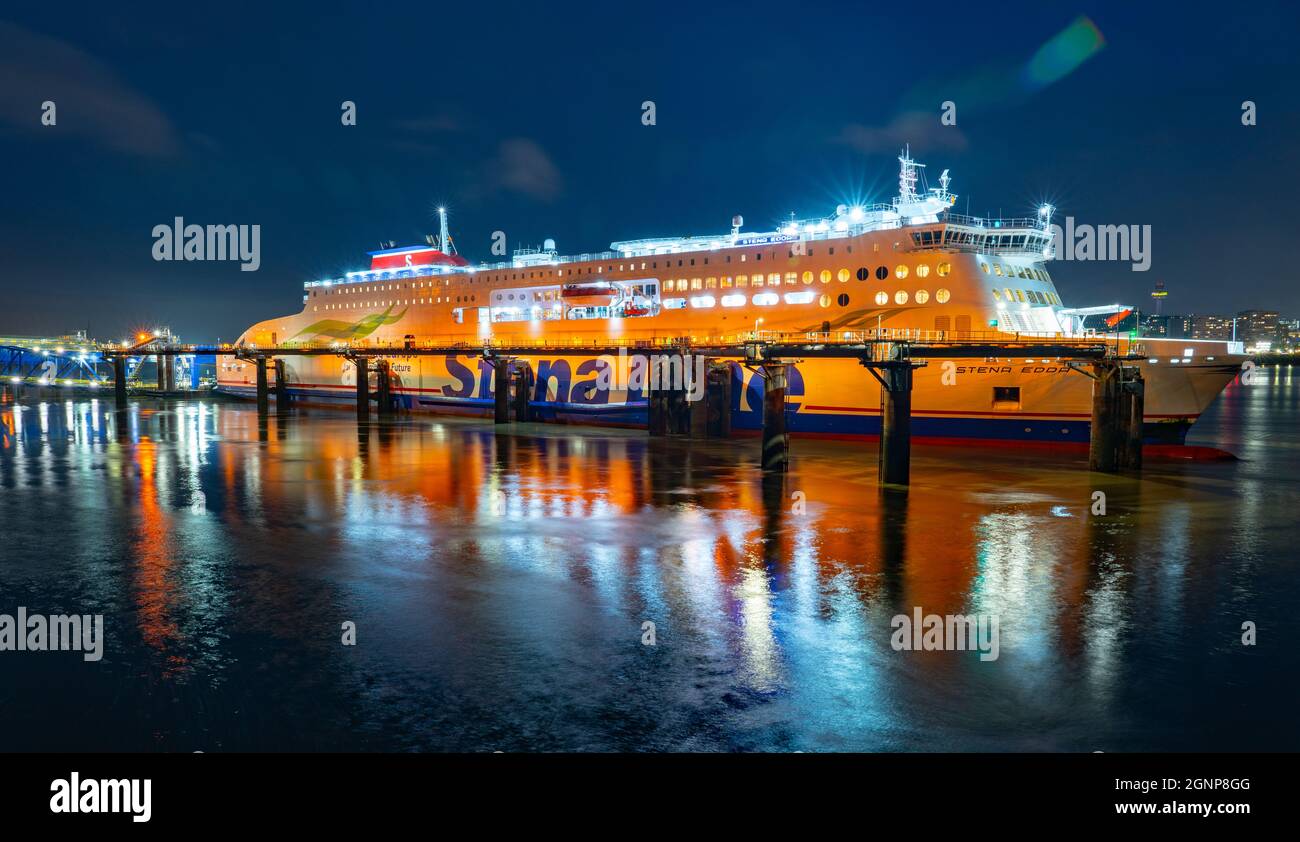 Die Fähre Stena Edda auf der Birkenhead-Fähre nach Belfast, die im September 2021 am Fluss Mersey am Berkenhead Terminal andockte. Stockfoto