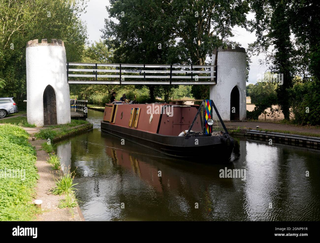 Ein Schmalboot an der Drayton Foot Bridge, Birmingham und Fazeley Canal, Drayton Bassett, Staffordshire, England, Großbritannien Stockfoto