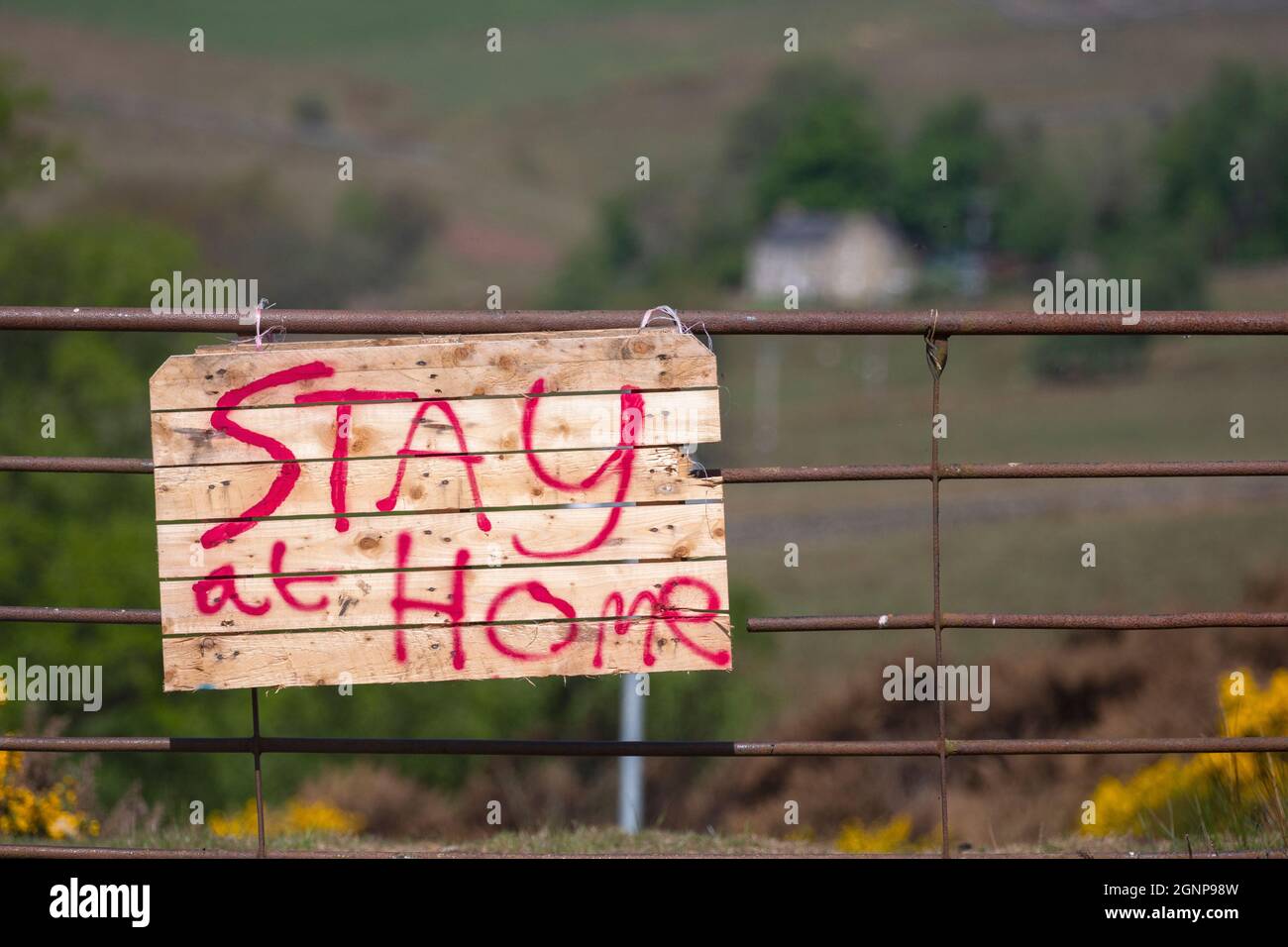 Bleib zu Hause, Schild, Northumberland National Park, Großbritannien Stockfoto