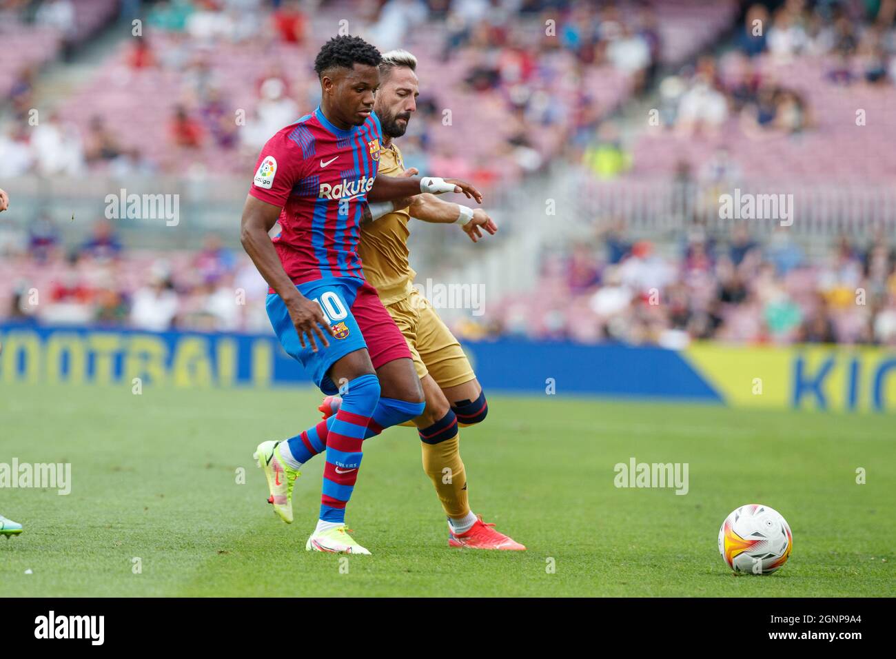 Barcelona, Spanien. September 2021. Ansu Fati vom FC Barcelona und Jose Luis Morales von Levante UD in Aktion während des LaLiga-Spiels zwischen FC Barcelona und Levante UD im Camp Nou.Endstand; FC Barcelona 3:0 Levante UD. (Foto von Thiago Prudencio/SOPA Images/Sipa USA) Quelle: SIPA USA/Alamy Live News Stockfoto