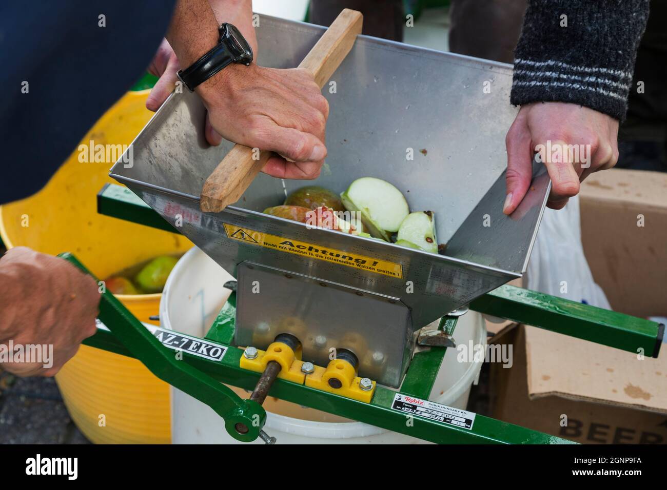 Äpfel werden am Apple Day, Hexham Farmers' Market, Northumberland, Großbritannien, auf dem Markt gepresst Stockfoto