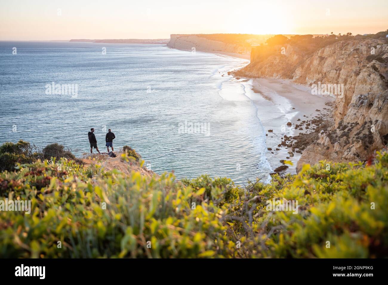 Atemberaubende Aussicht über Praia do Camilo in Lagos, Algarve Portugal während des Sonnenaufgangs. Felsen, Klippen und Formationen im Meer. Ein Naturschatz Stockfoto