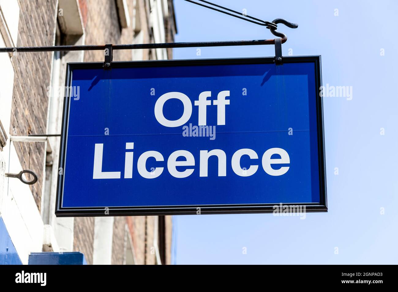 Off License oder Spirituosengeschäft blaues Werbenlogo vor dem Eingang zu einem Alkoholgeschäft, das Bier und Wein verkauft, Stock Photo im Stockfoto