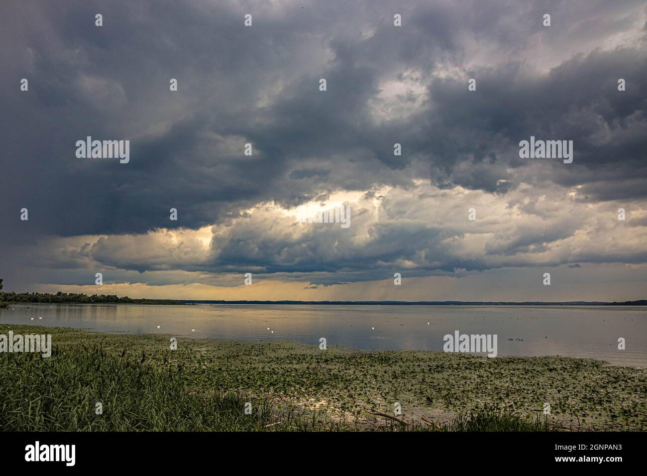 Herannahendes Gewitter über dem Chiemsee, Deutschland, Bayern, Chiemsee Stockfoto