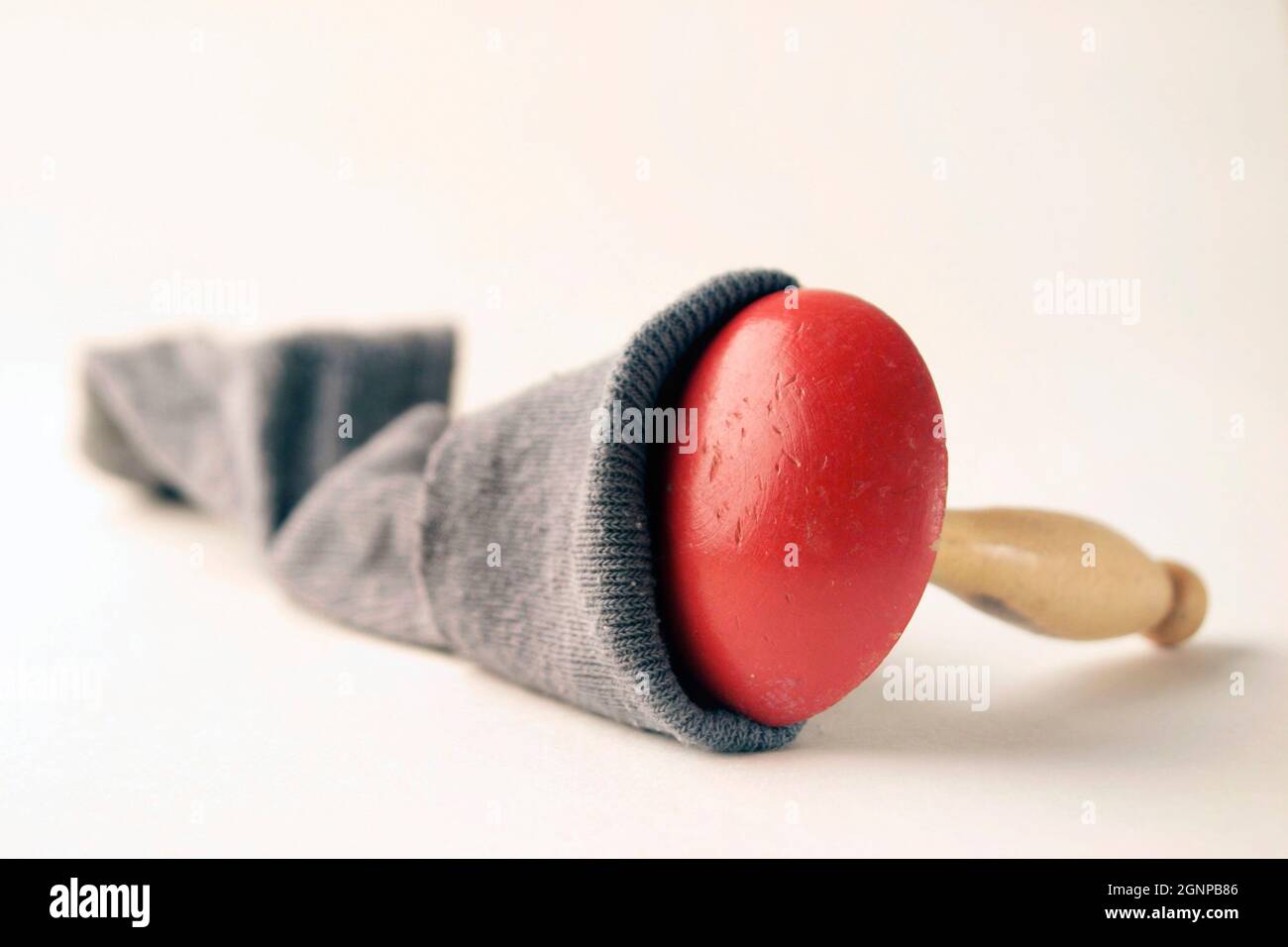 Eine Socke mit verliebten Pilzen flicken Stockfoto