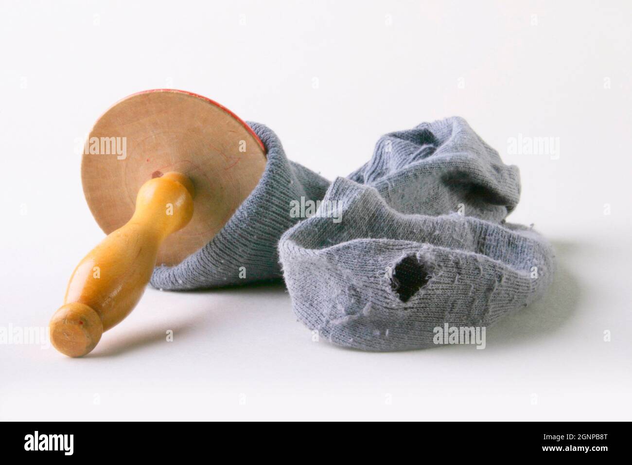 Eine Socke mit verliebten Pilzen flicken Stockfoto