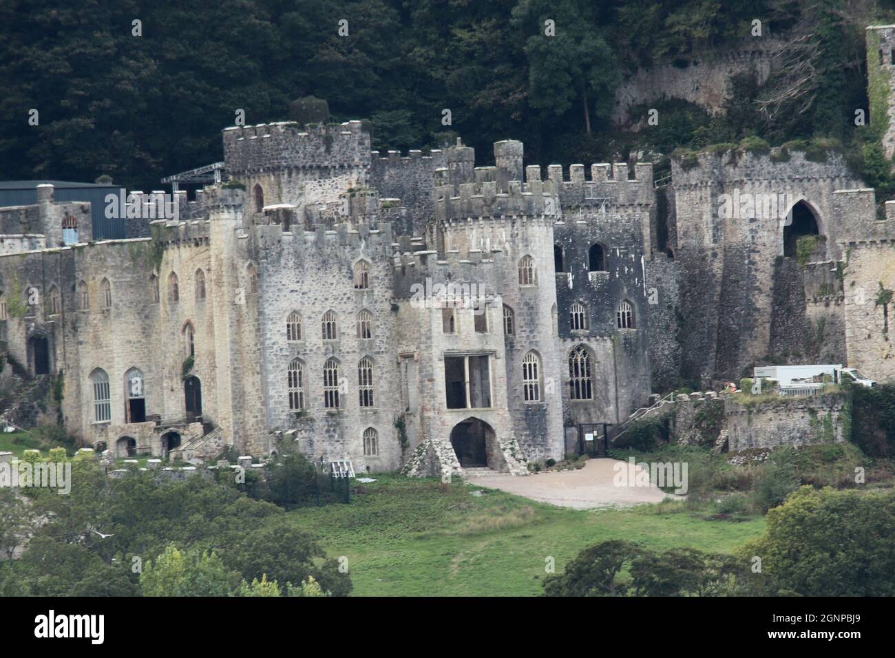 Das Schloss Gwrych in Abergele Wales wird von ITV in einen mittelalterlichen Campingplatz verwandelt, denn ich bin eine Berühmtheit, um mich hier zu verlassen 2021, die Vorbereitungen auf dem Schloss laufen als neueste Bildershow Stockfoto