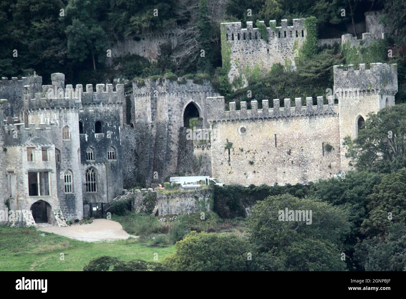 Das Schloss Gwrych in Abergele Wales wird von ITV in einen mittelalterlichen Campingplatz verwandelt, denn ich bin eine Berühmtheit, um mich hier zu verlassen 2021, die Vorbereitungen auf dem Schloss laufen als neueste Bildershow Stockfoto