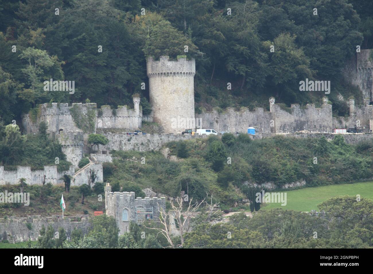 Das Schloss Gwrych in Abergele Wales wird von ITV in einen mittelalterlichen Campingplatz verwandelt, denn ich bin eine Berühmtheit, um mich hier zu verlassen 2021, die Vorbereitungen auf dem Schloss laufen als neueste Bildershow Stockfoto