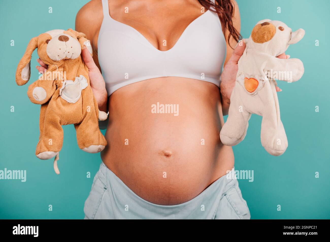 Eine Schwangerin, die ein Kind erwartet, streichelt ihren Bauch Stockfoto