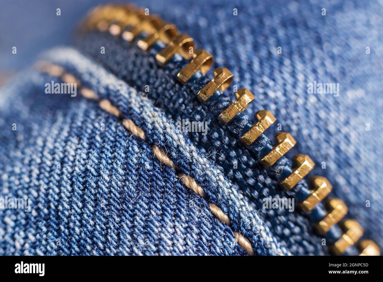 Detail des offenen Reissverschlusses an der blauen Jeans, Nahaufnahme Stockfoto