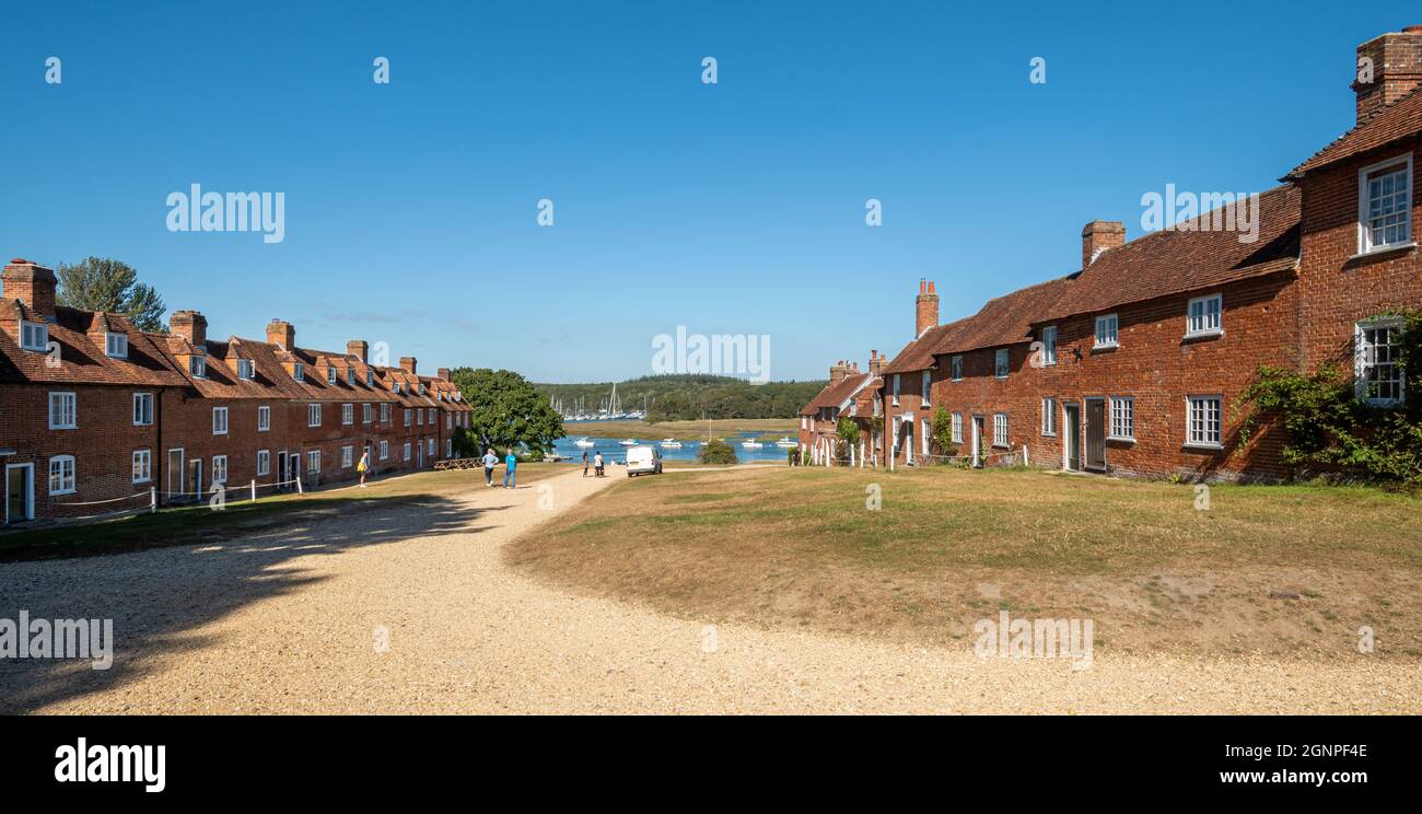 Bucklers Hard, ein malerisches Dorf und beliebte Besucherattraktion im New Forest in Hampshire, England, an einem sonnigen Septembertag Stockfoto