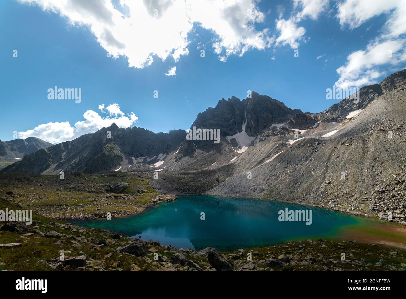 Hochgebirgssee Markinskoe mit einem Berggipfel im Naturschutzgebiet Teberda Stockfoto