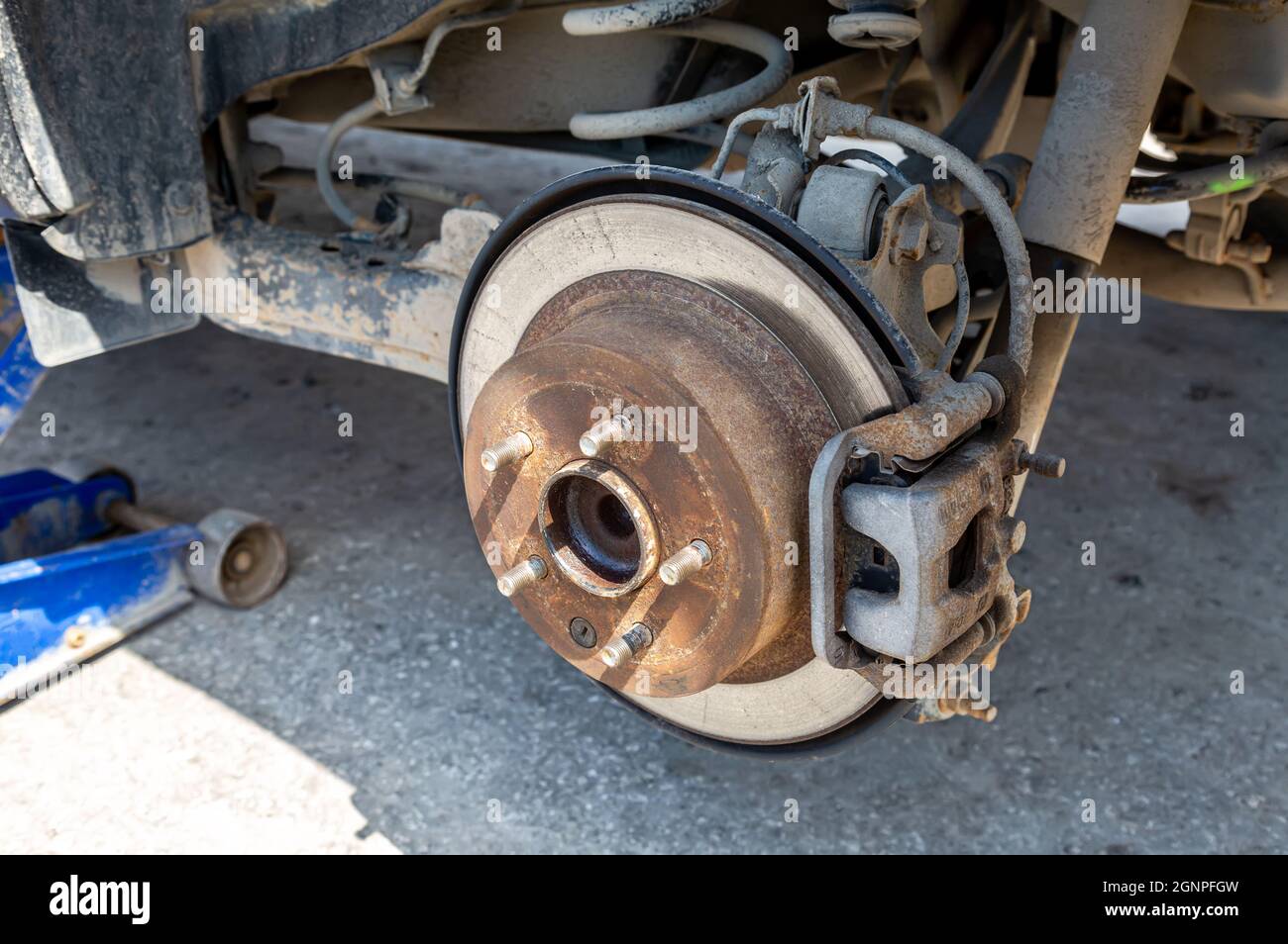 Verschlissene rostige Bremsscheibe. Reparatur von Bremsen am Auto.  Nahaufnahme der Bremsscheibe. Fahrzeug mit pneumatischem Wagenheber  Stockfotografie - Alamy