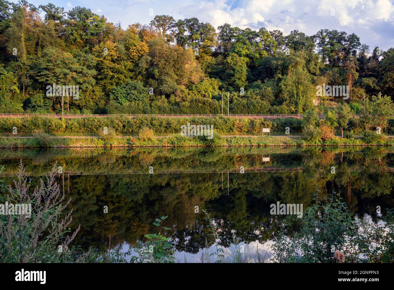 Europa, Luxemburg, Greiveldange, die Mosel, die die Grenze zwischen Luxemburg und Deutschland bildet, mit der deutschen Eisenbahnlinie dahinter Stockfoto