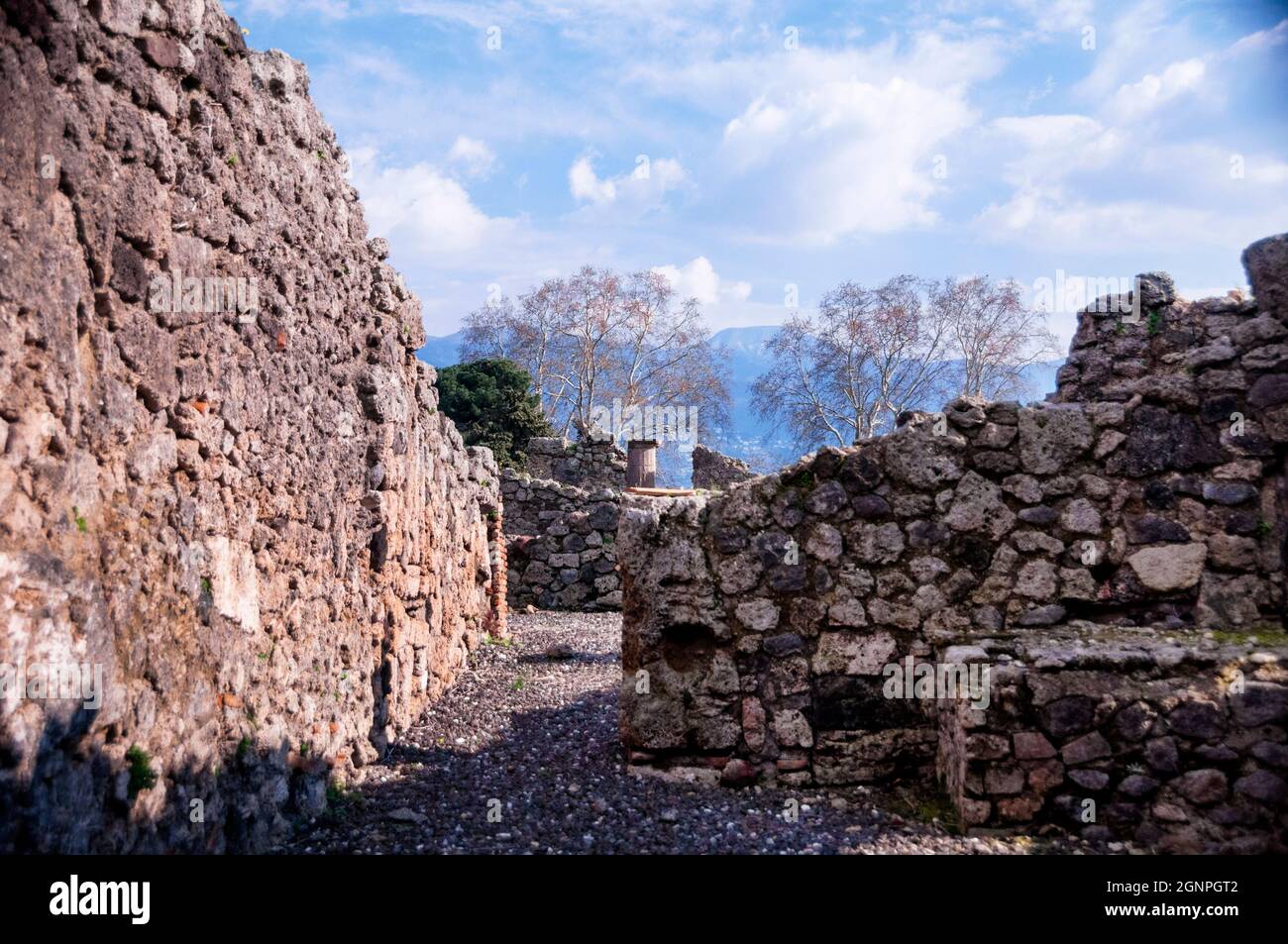 Die Ruinen einer einst großen und wohlhabenden römischen Stadt in Süditalien sind vom Vesuv im Archäologischen Park von Pompeji aus zu sehen. Stockfoto