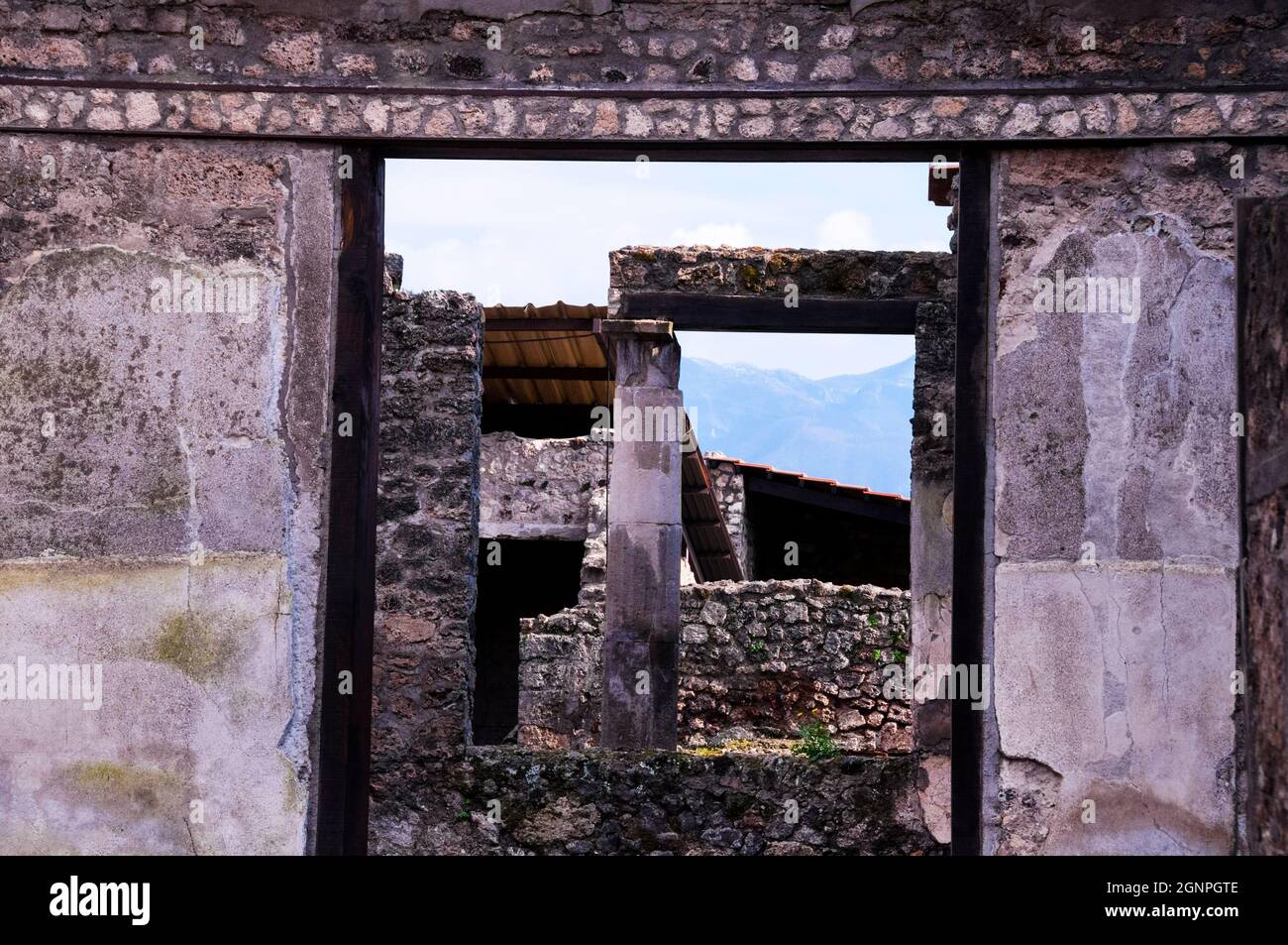 Erhaltene Mauern und Säulen im Archäologischen Park von Pompeji in Süditalien. Stockfoto