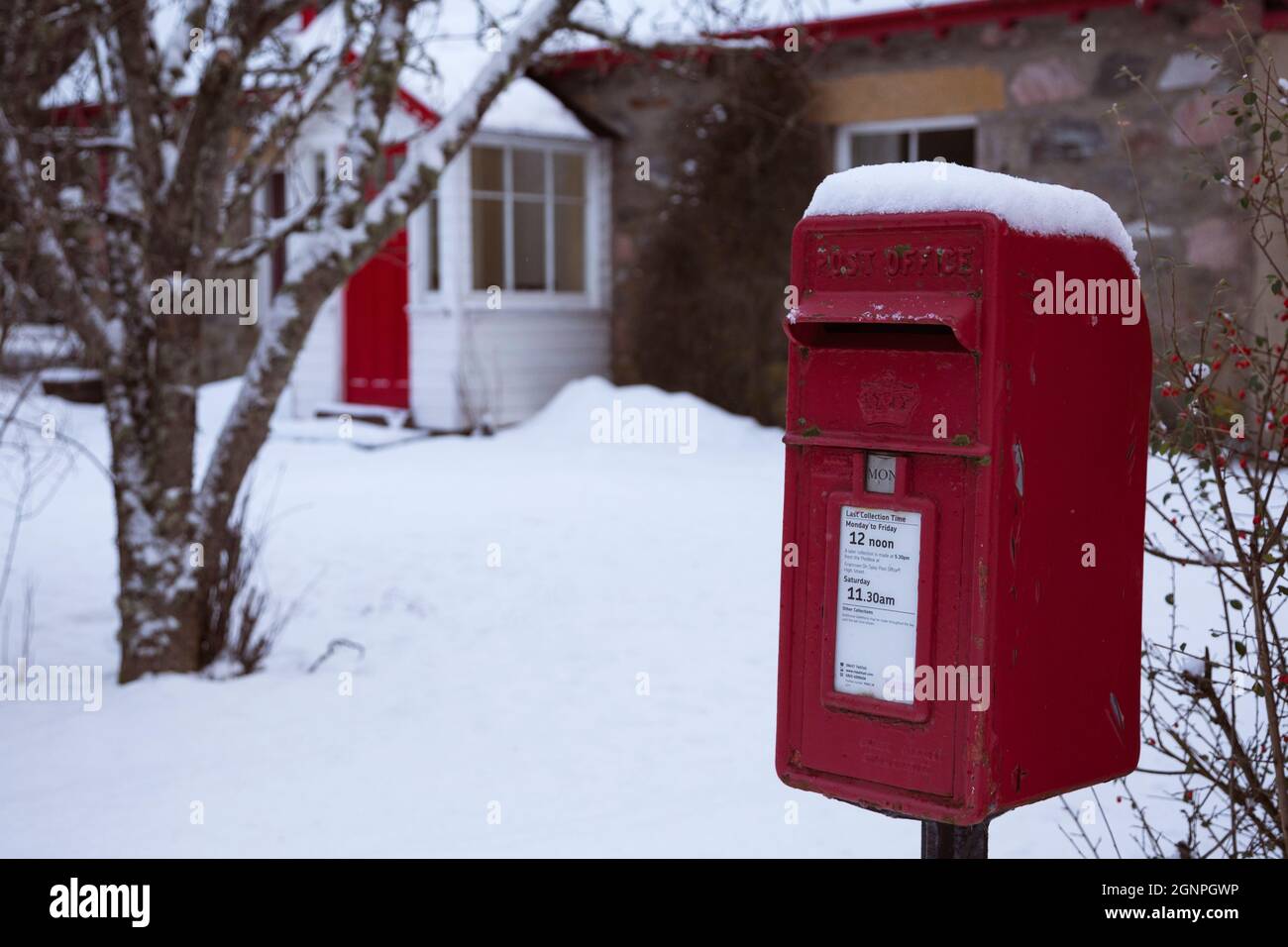 Winter-Szene Briefkasten im Schnee, Feshiebridge, Cairngorms National Park, Scotland, UK Stockfoto