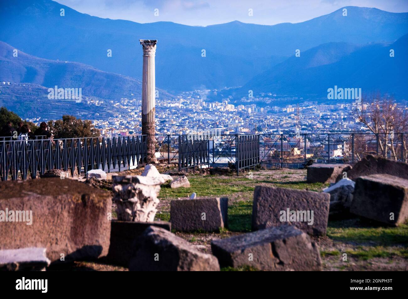 Archäologische Überreste und Steinartefakte in der antiken Stadt Pompeji, die zum Weltkulturerbe in Süditalien gehört. Stockfoto