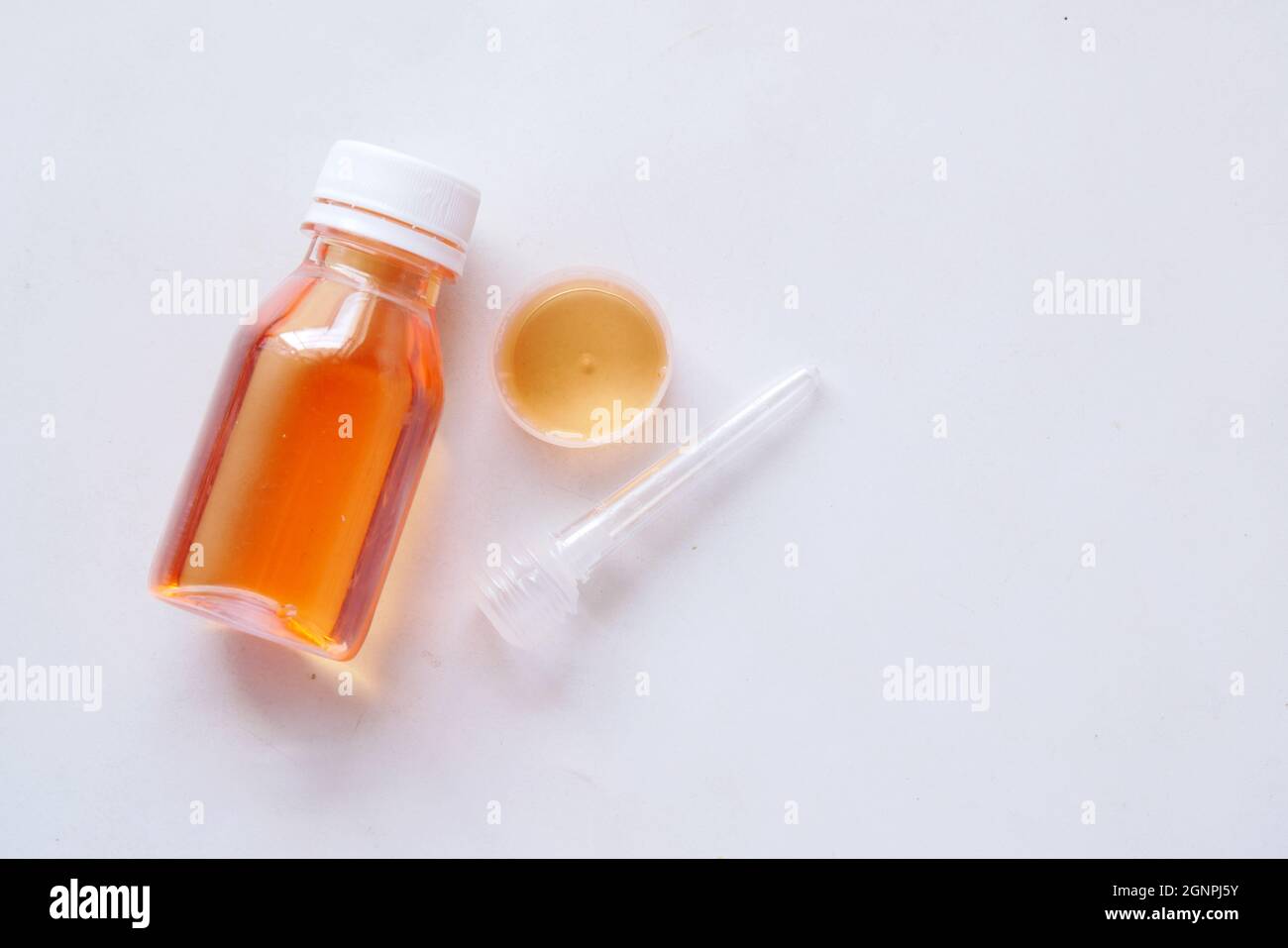 Flasche mit flüssiger Medizin auf weiß , Stockfoto