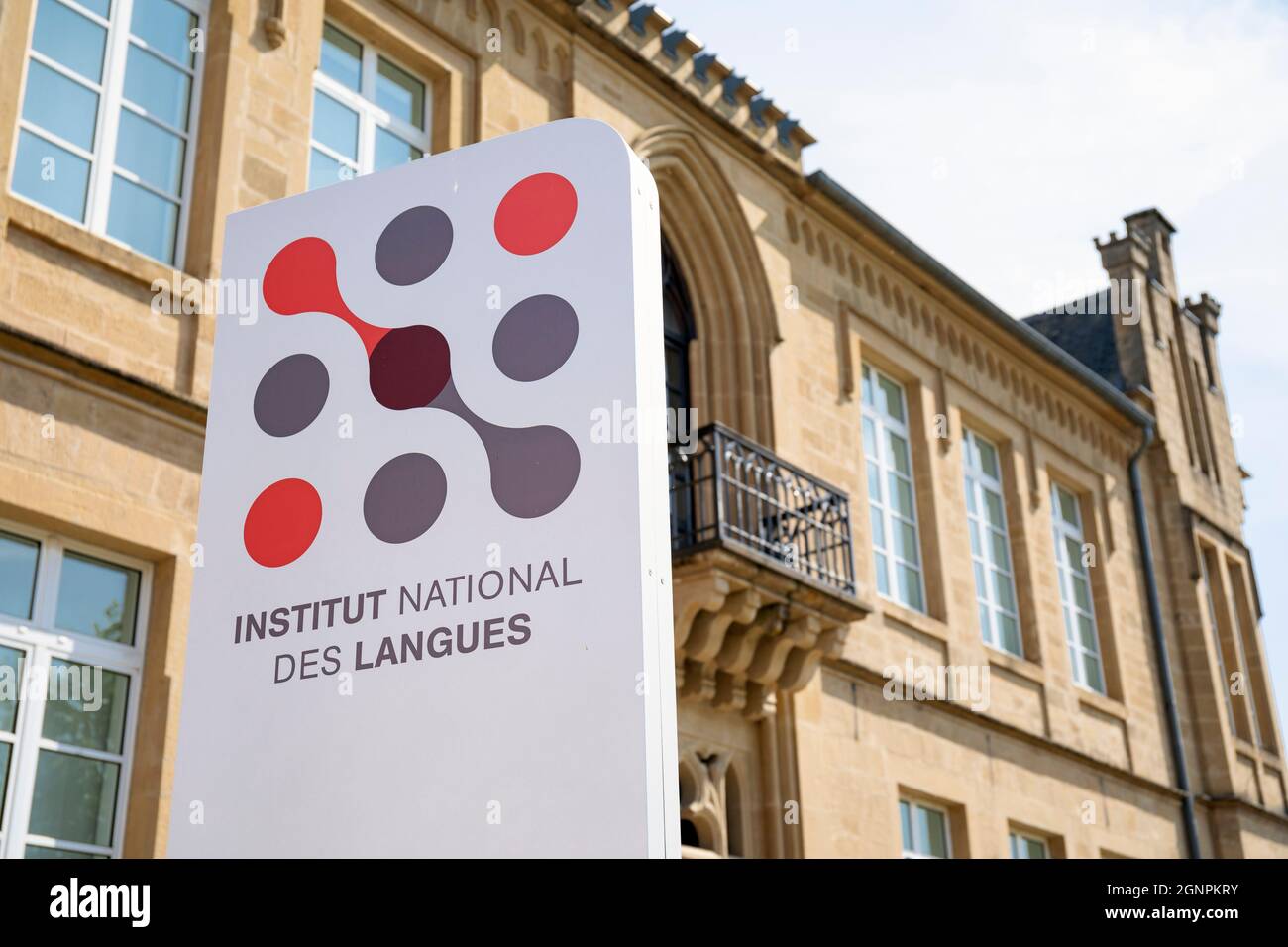 Europa, Luxemburg, Mersch, Institut National des Langues (Nationales Institut für Sprachen) mit Einfahrtsschild Stockfoto