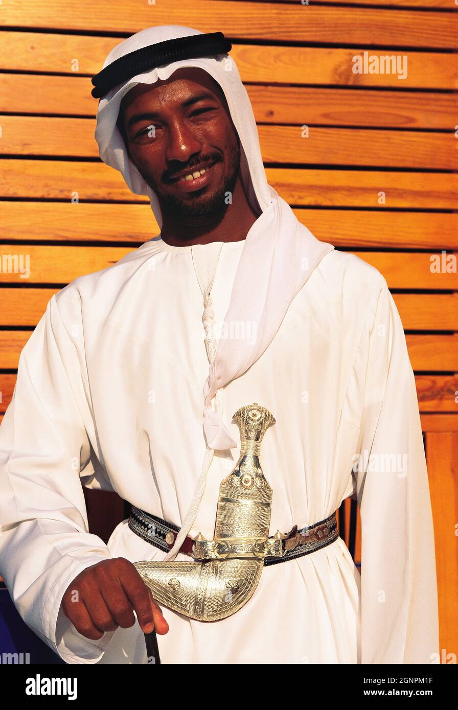 Vereinigte Arabische Emirate. Arabischer Mann in traditioneller Kleidung. Stockfoto