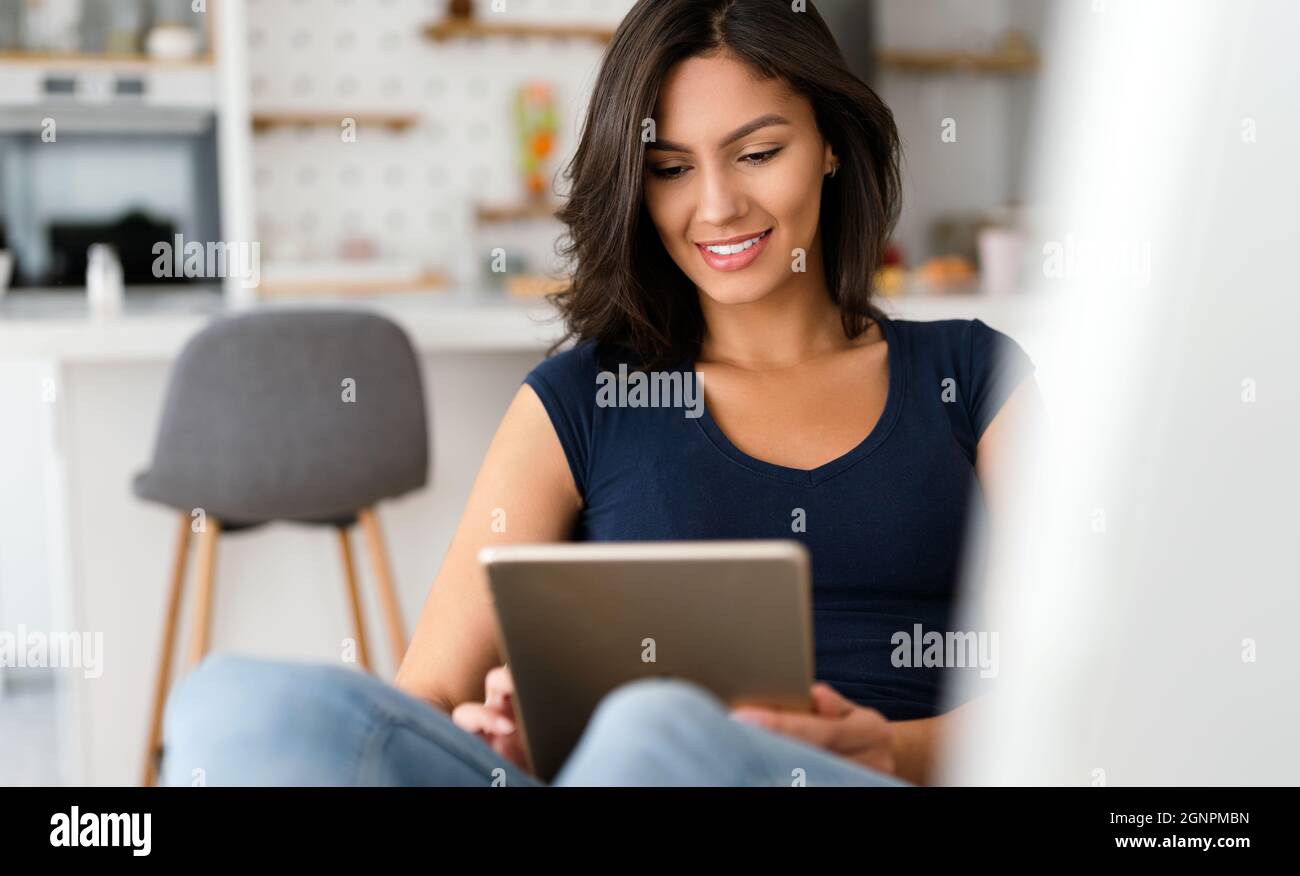 Glückliche schöne Frau mit, arbeiten am Computer. Technologie, Menschen Konzept. Stockfoto