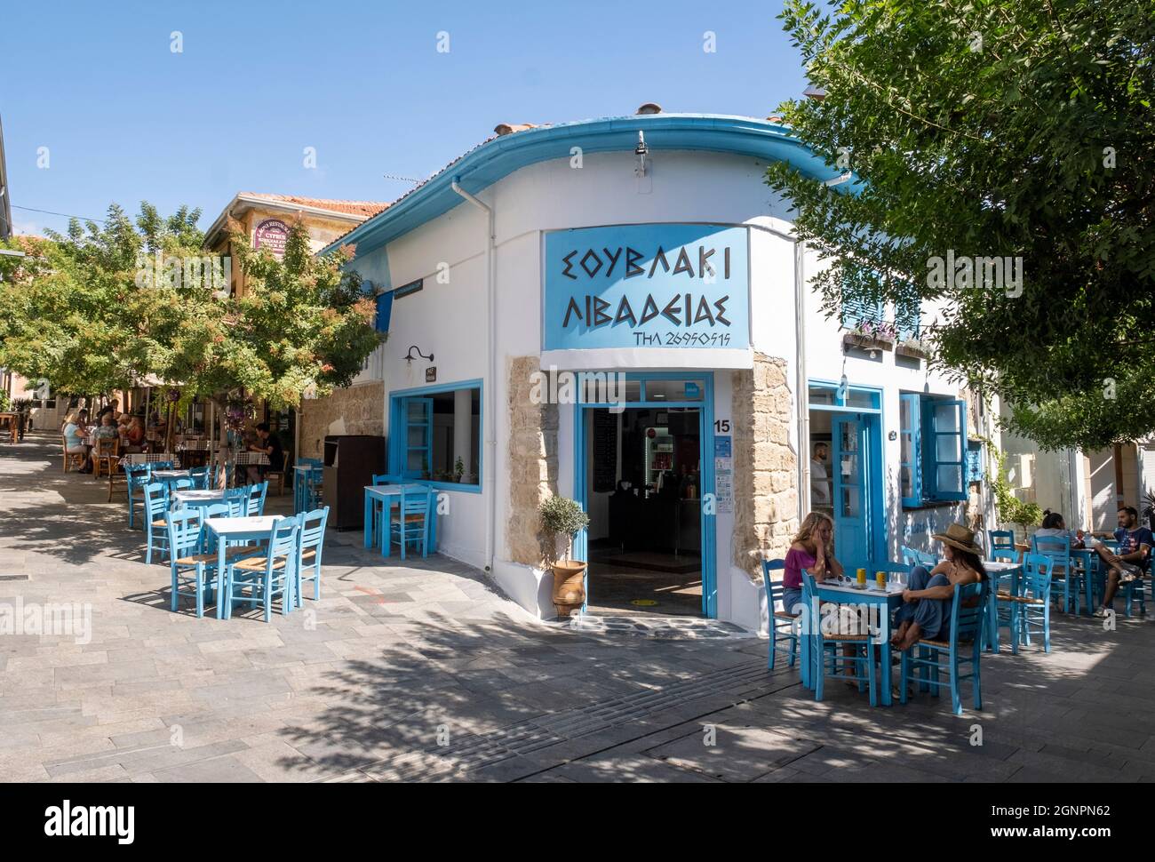 Traditionelles Café mit Tischen im Freien in der Altstadt von Paphos, paphos, Zypern Stockfoto