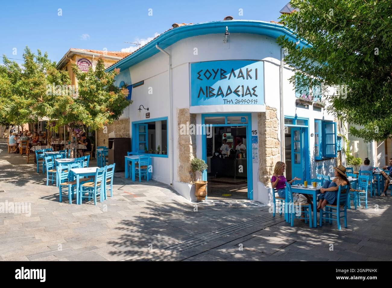 Traditionelles Café mit Tischen im Freien in der Altstadt von Paphos, paphos, Zypern Stockfoto