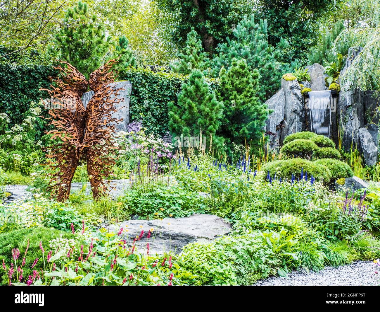 Einer der Schaugärten auf der RHS Chelsea Flower Show 2021. Stockfoto