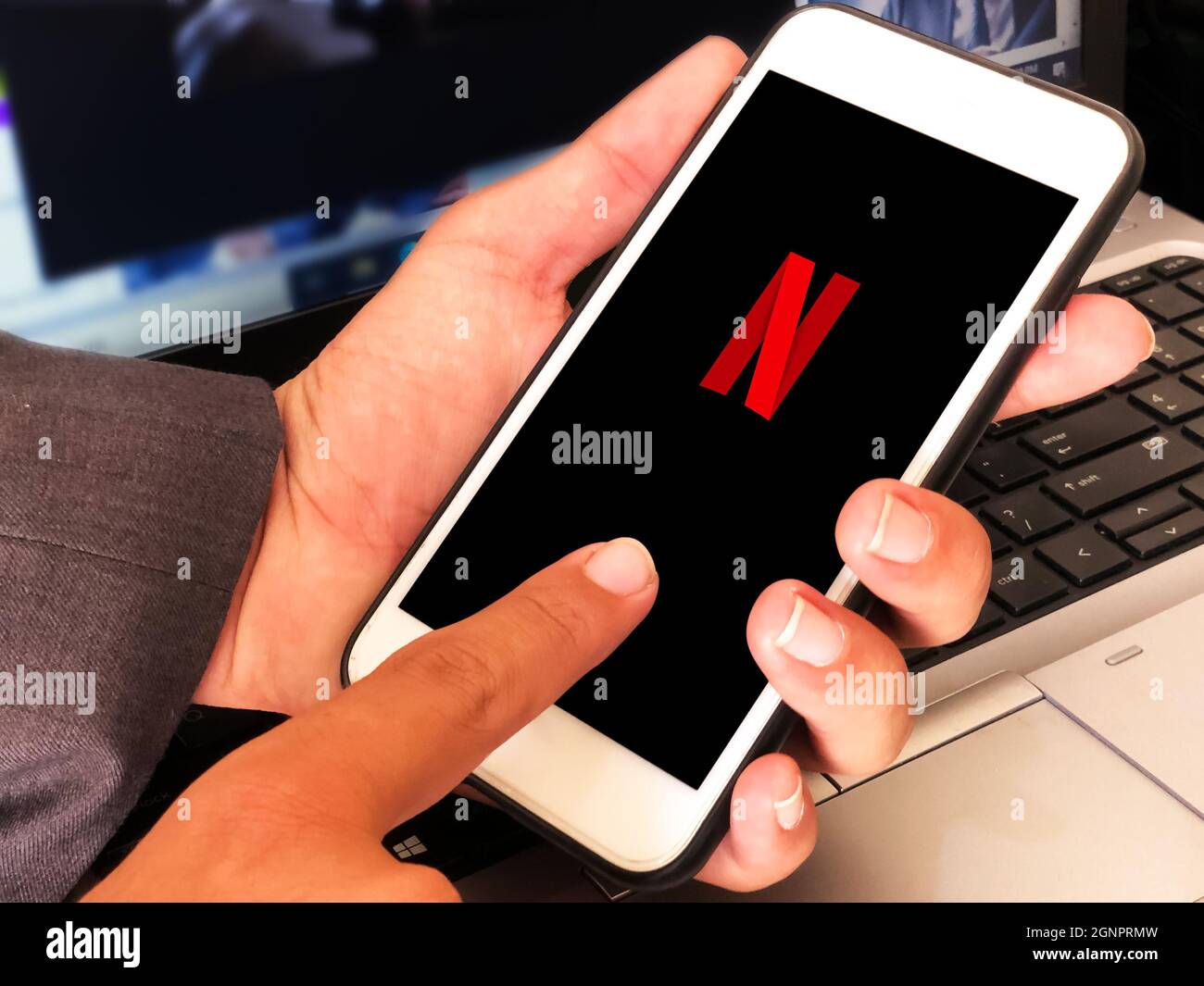 9.20.2021. New York, Vereinigte Staaten. Entertainment auf dem Smartphone-Konzept mit Netflix-Logo im Zentrum des Mobils. Moderne Entertainment-Redaktion Stockfoto