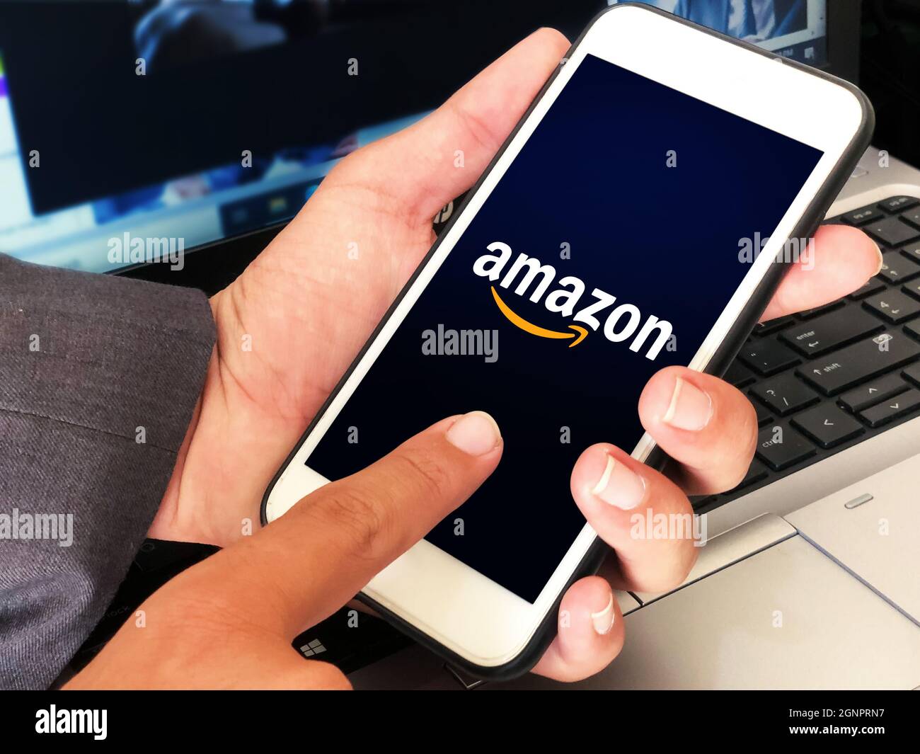 New York, Untied States, 2021. Amazon Mobile Anwendung auf dem Bildschirm mit Mann hält Handy. Redaktionelle E-Commerce-Konzept Hintergrund Stockfoto