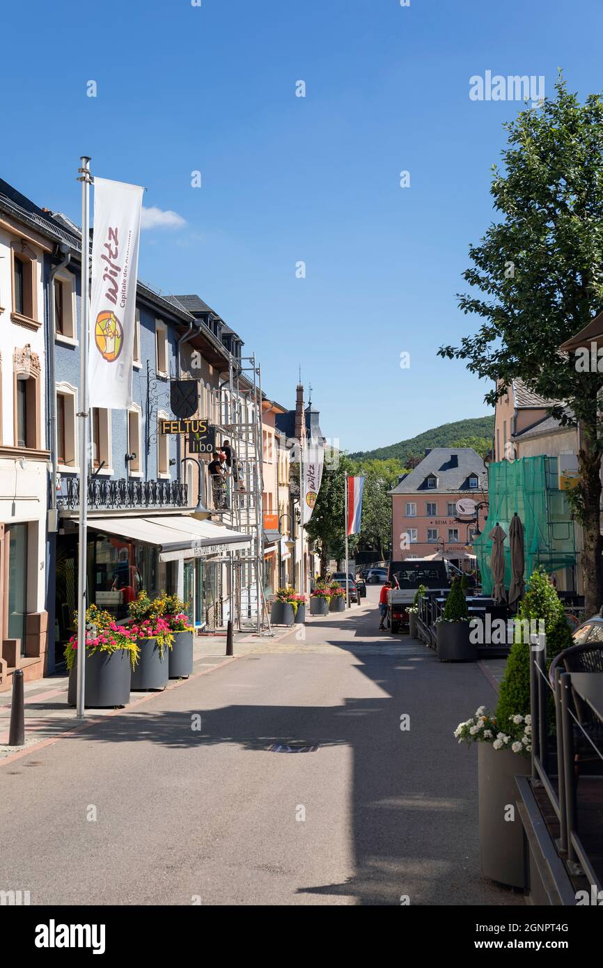 Europa, Luxemburg, Wiltz, Grand-Rue mit Geschäften und Cafés Stockfoto