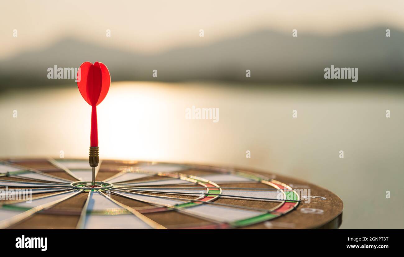 Soft-Focus schoss rote Pfeile in der Zielmitte auf dunklem Himmel Hintergrund. Geschäftsziel oder Zielerfolg und Gewinnerkonzept. Stockfoto