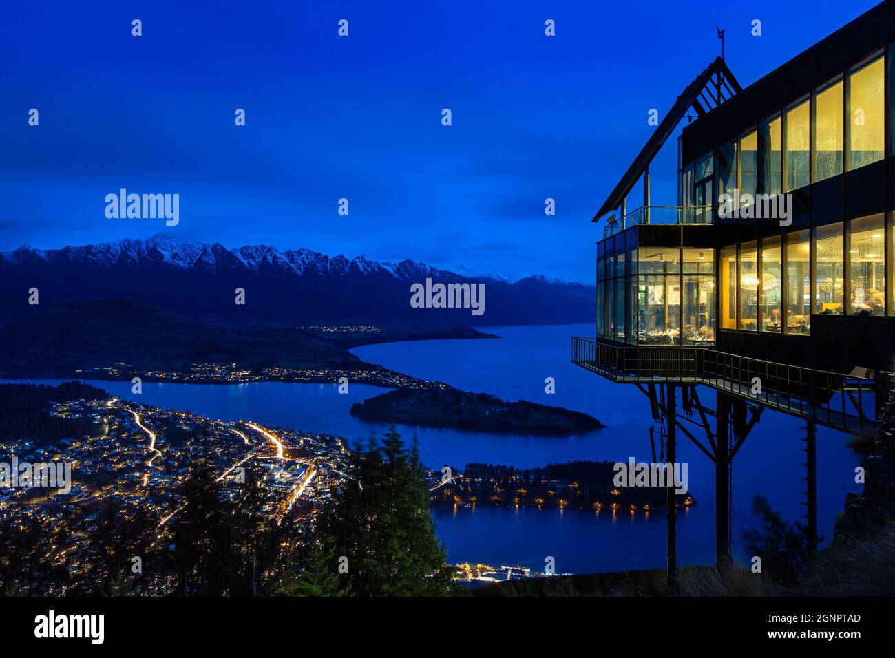 Skyline von Queenstown am Nachtsee Wakatipu South Island Neuseeland Stockfoto