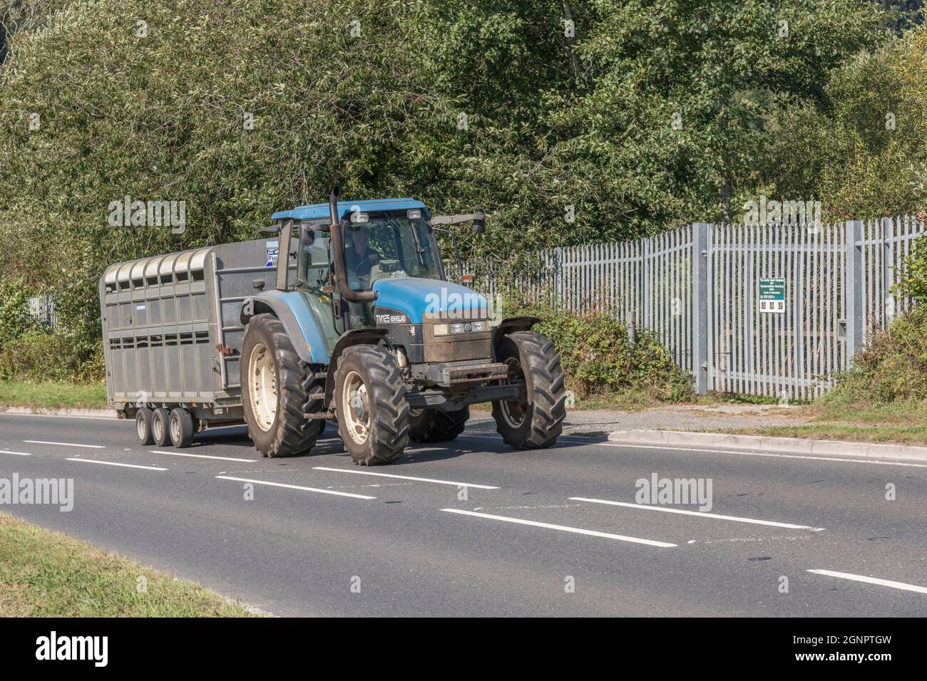 Traktor mit anhänger auf der straße uk -Fotos und -Bildmaterial in hoher  Auflösung – Alamy