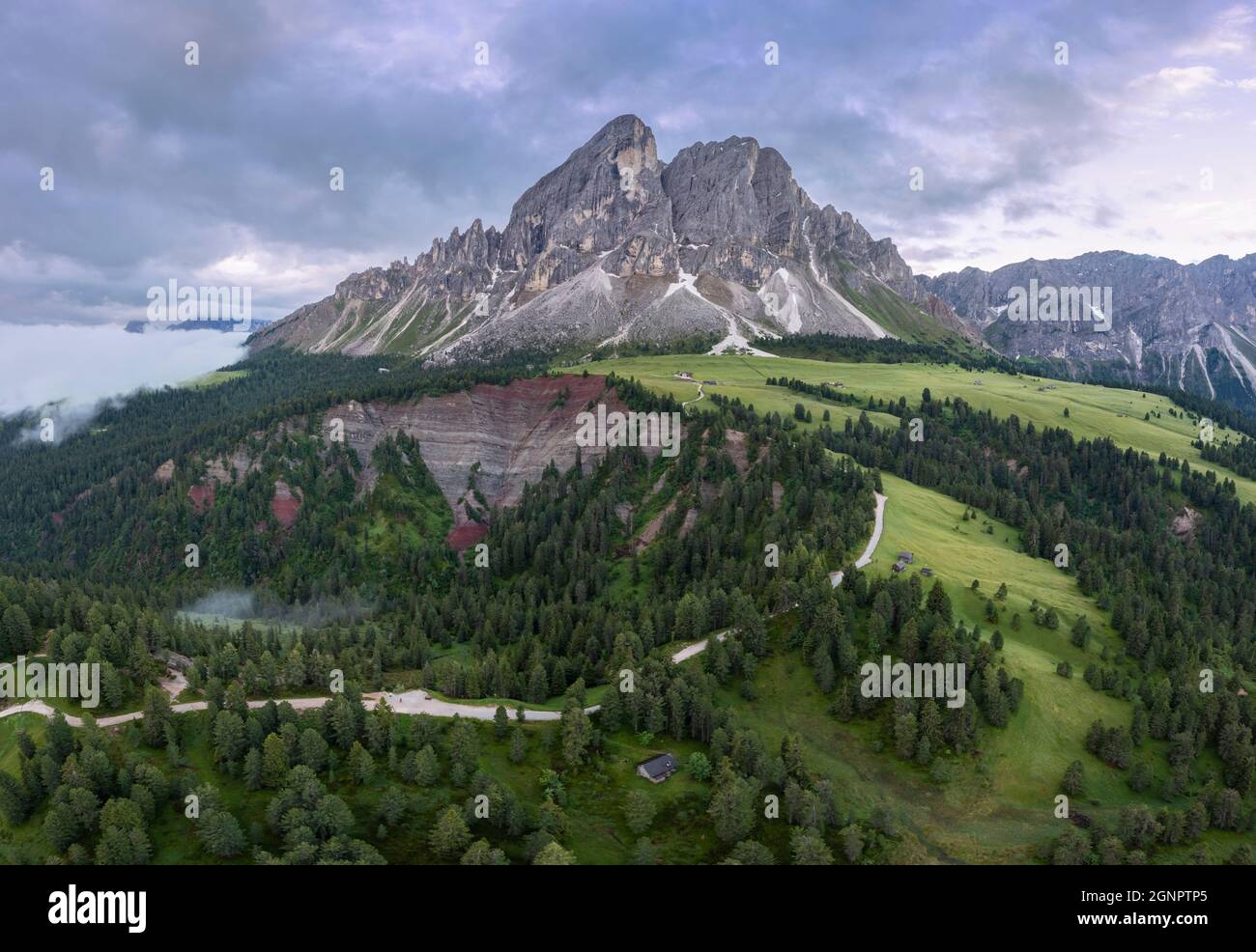 Luftaufnahme der Sass De Putia Gipfel bei Sonnenaufgang. Passo Delle Erbe, Dolomiten, Südtirol, Trentino-Südtirol, Italien. Stockfoto