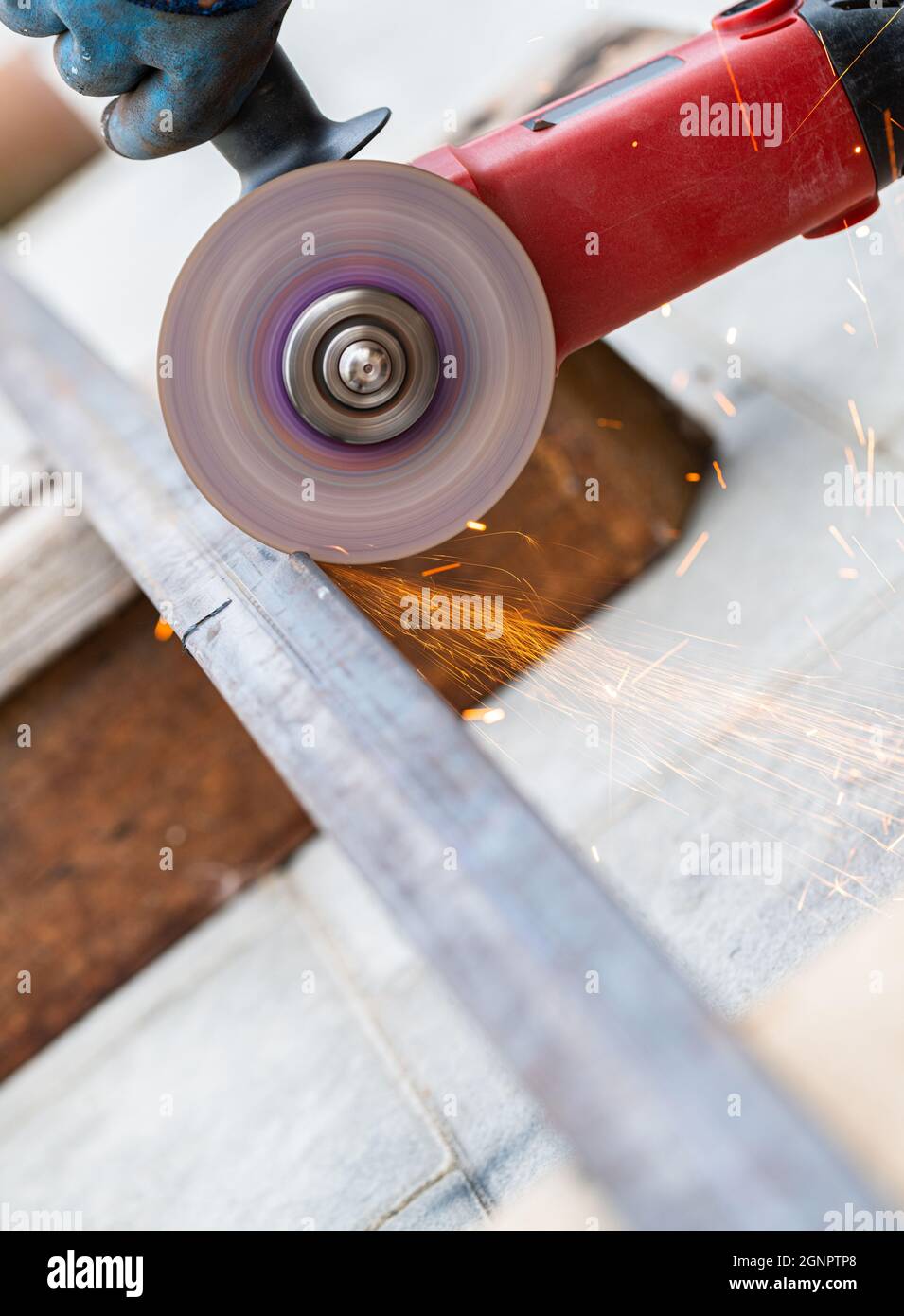 Arbeiten mit einer Kreissäge, um Metall aus nächster Nähe zu schneiden Stockfoto