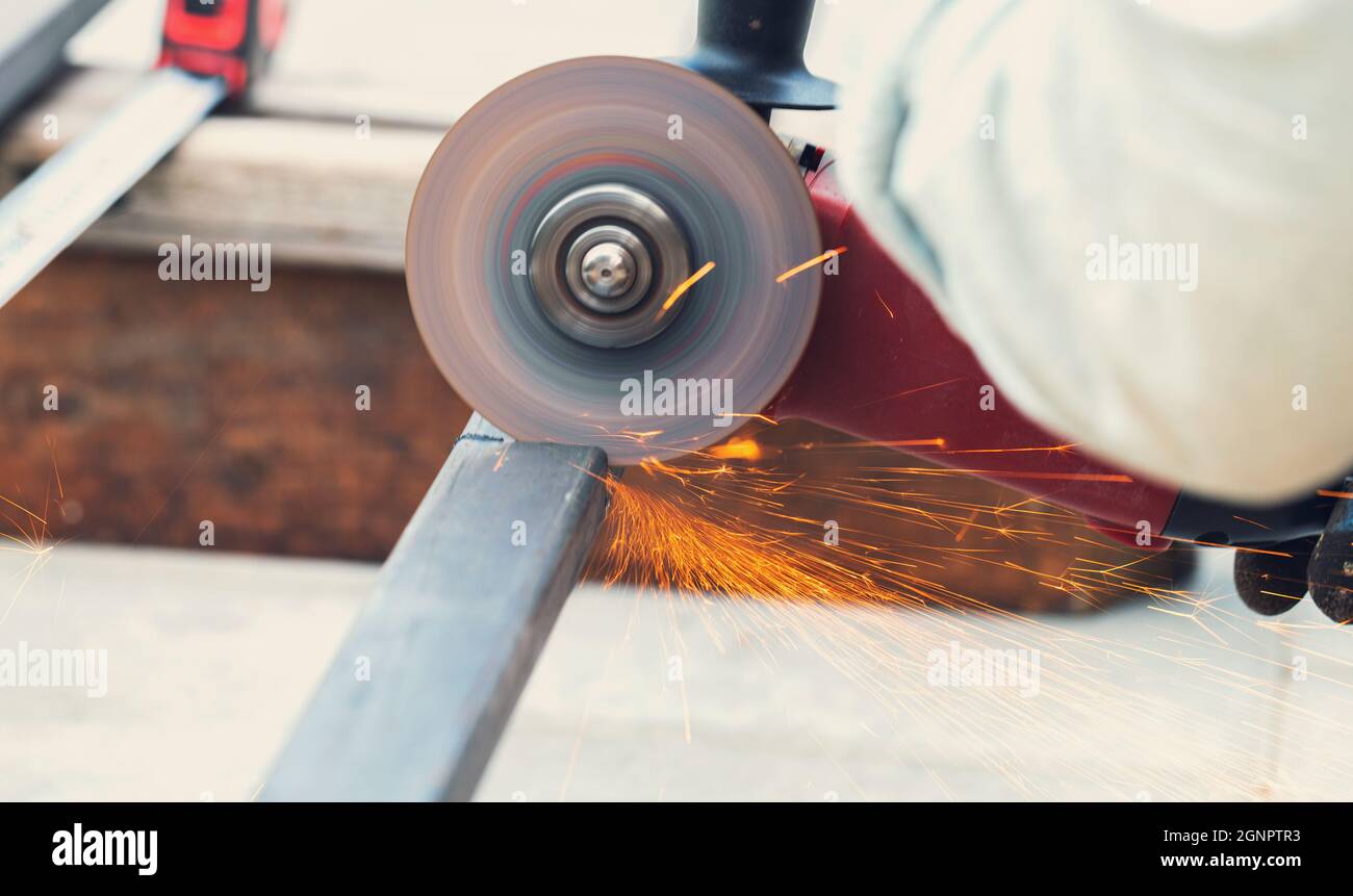 Arbeiten mit einer Kreissäge, um Metall aus nächster Nähe zu schneiden Stockfoto