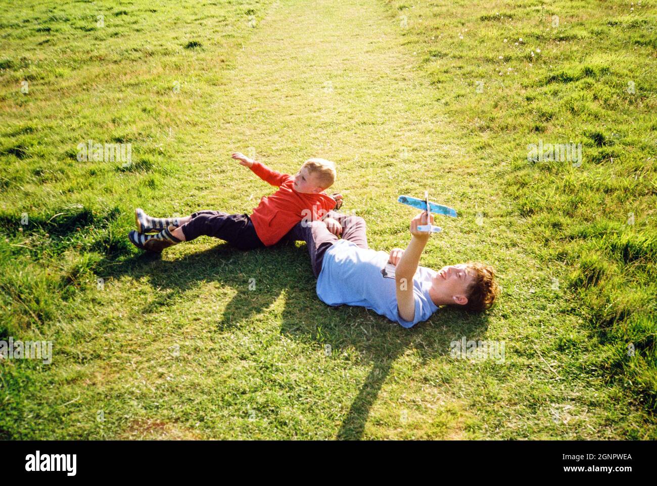 Junge Brüder, 4 und 12 Jahre alt, spielen in der Nähe von Hope, Cove, Devon, England, Großbritannien. Stockfoto