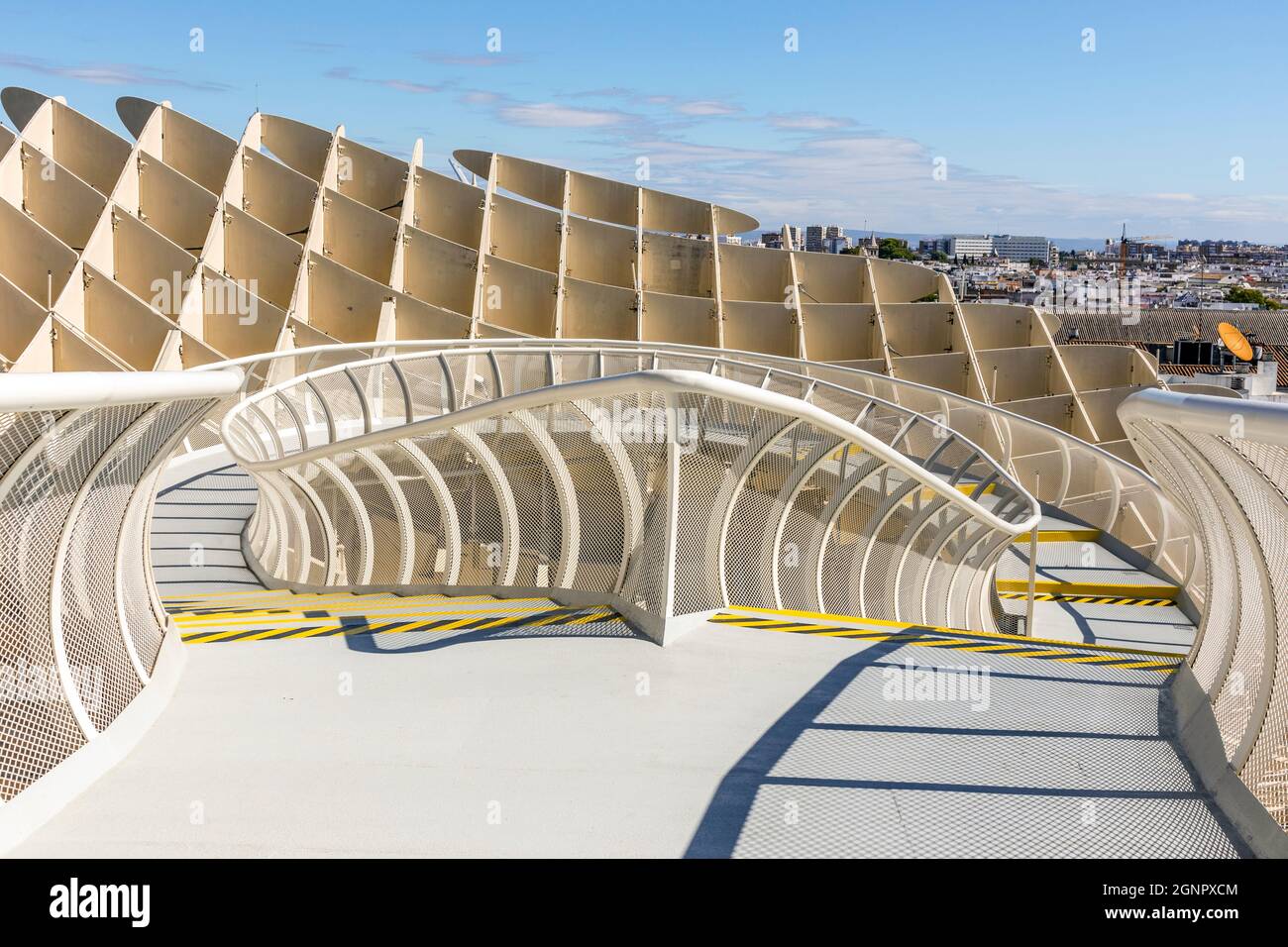 Architektonisches Detail von Setas de Sevilla - Holzdach mit Gehwegen auf der Oberseite mit herrlichem Panoramablick auf die Stadt, Sevilla, Andalusien, Spanien Stockfoto