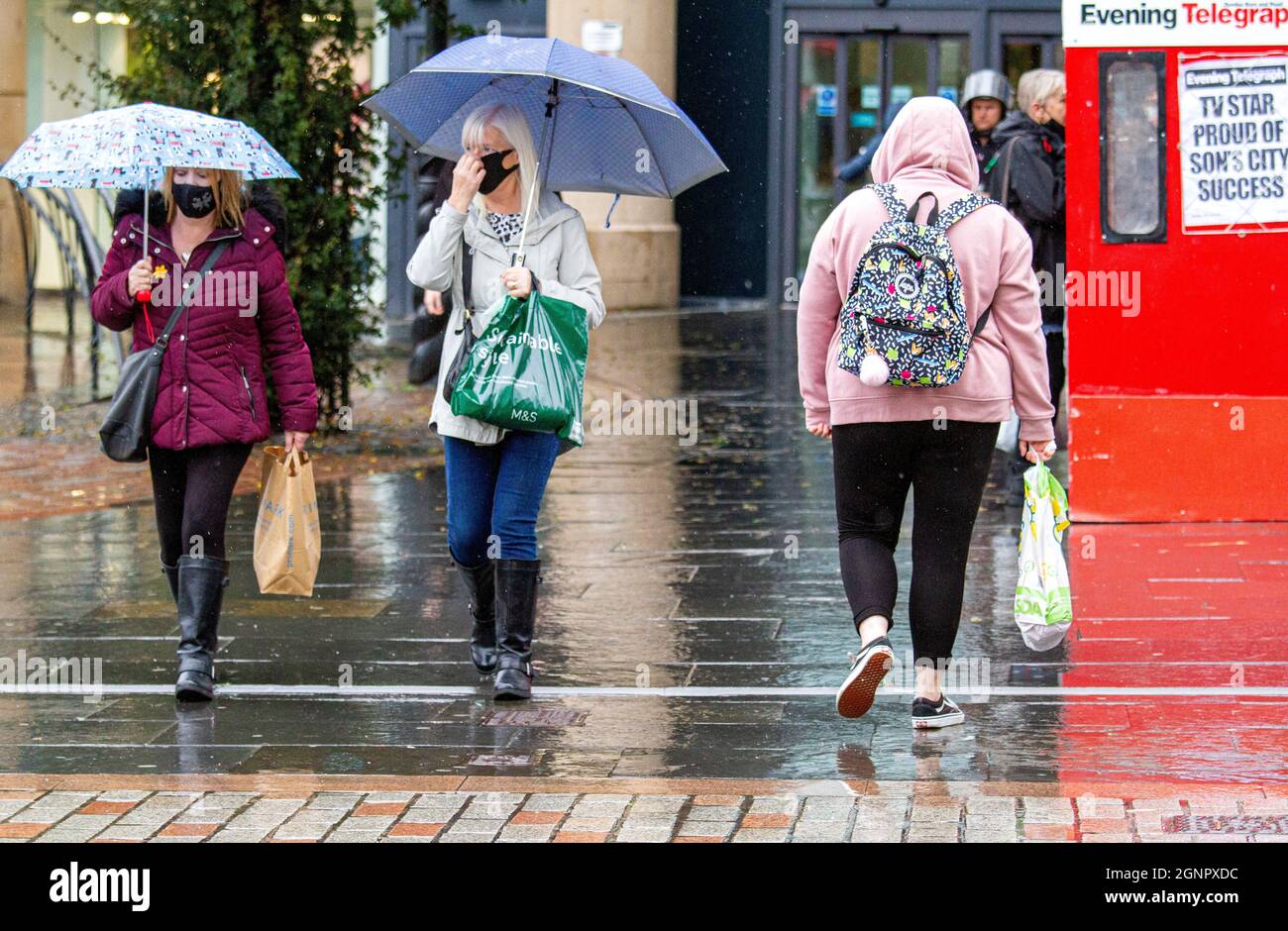 Dundee, Tayside, Schottland, Großbritannien. September 2021. UK Wetter: Ein sehr kalter und nasser Tag mit leichten, verstreuten Schauern in Nordostschottland, Temperaturen bis zu 11 Grad Anwohner verbringen einen Tag beim Einkaufen im kalten und leichten Regen, während sie sich unter ihren Brollys im Stadtzentrum von Dundee schützen. Kredit: Dundee Photographics/Alamy Live Nachrichten Stockfoto