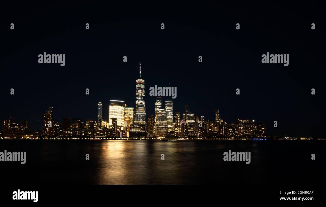 Skyline von NYC und Lower Manhattan bei Nacht Stockfoto