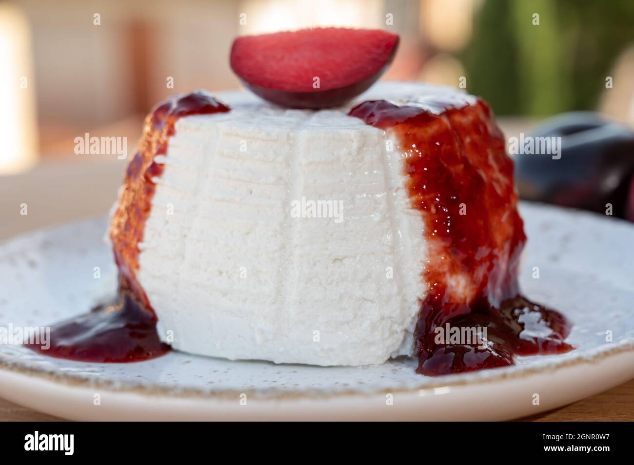 Käsesammlung, weißer italienischer Weichkäse-Ricotta als süßes Dessert ...