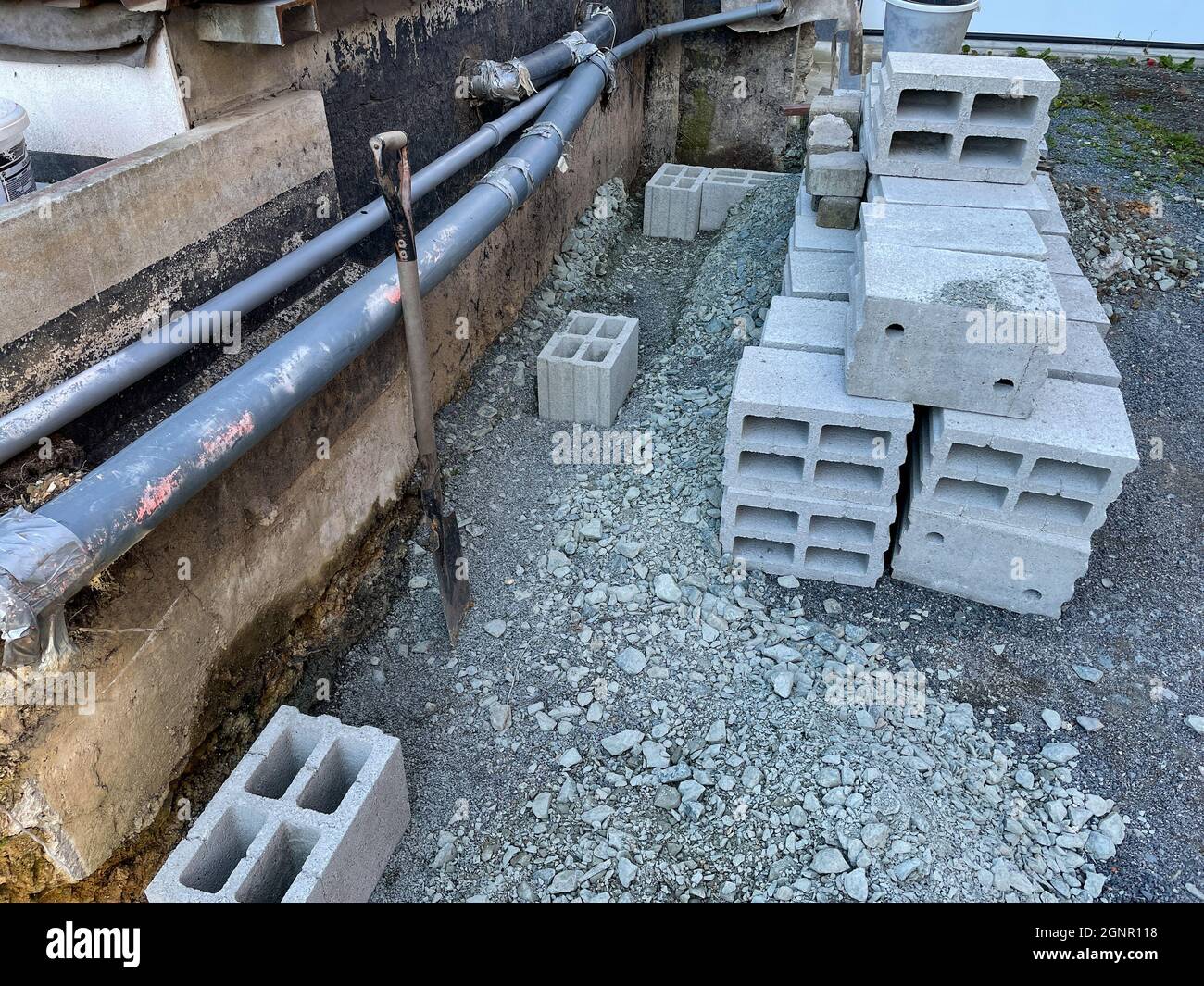 Im Garten wird eine Betonsteinmauer aufgestellt Stockfoto
