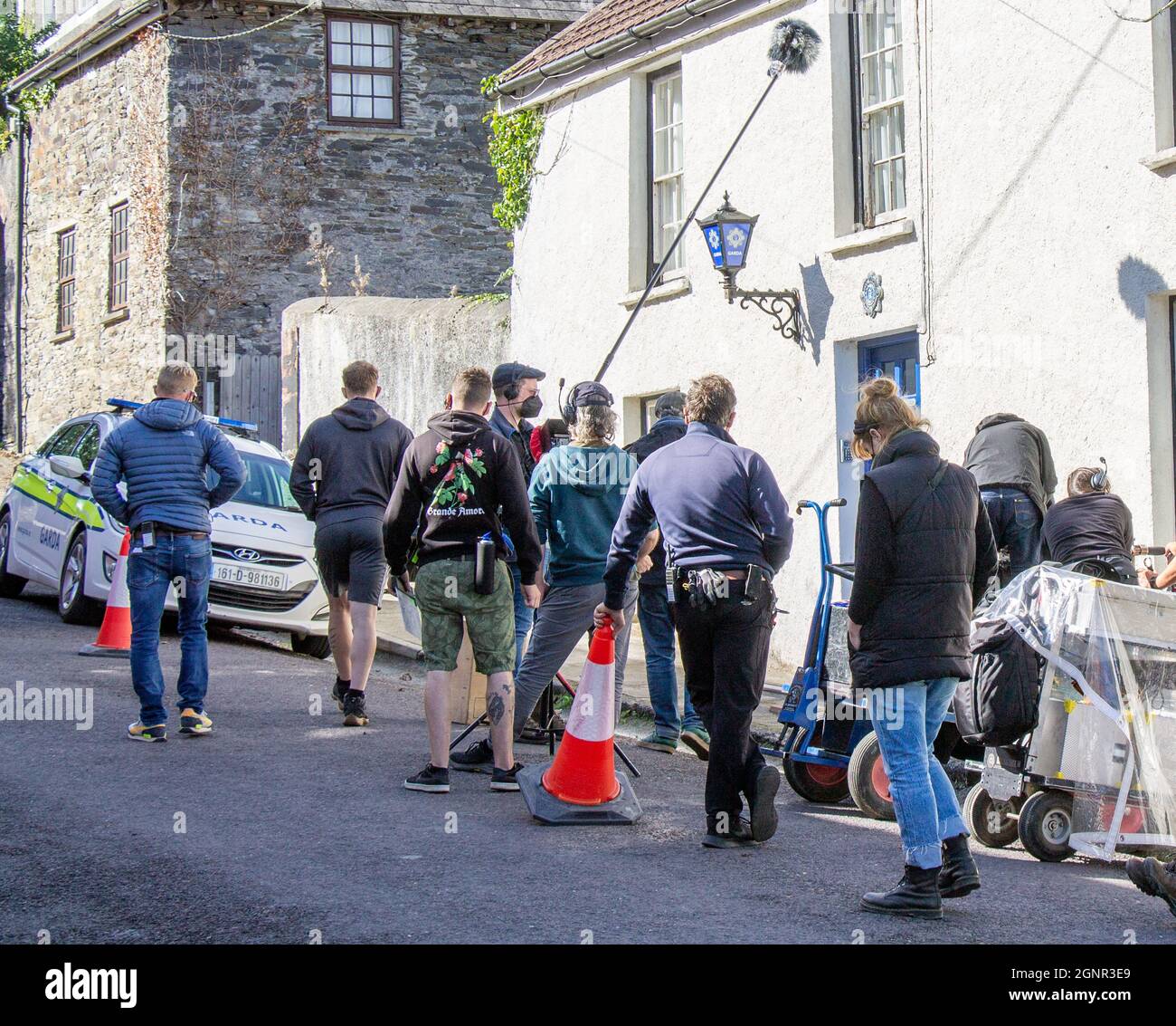 Das Filmteam, das eine Szene auf der Irish Street vor dem Bahnhof Garda filmt, wird nachgestellt. Stockfoto