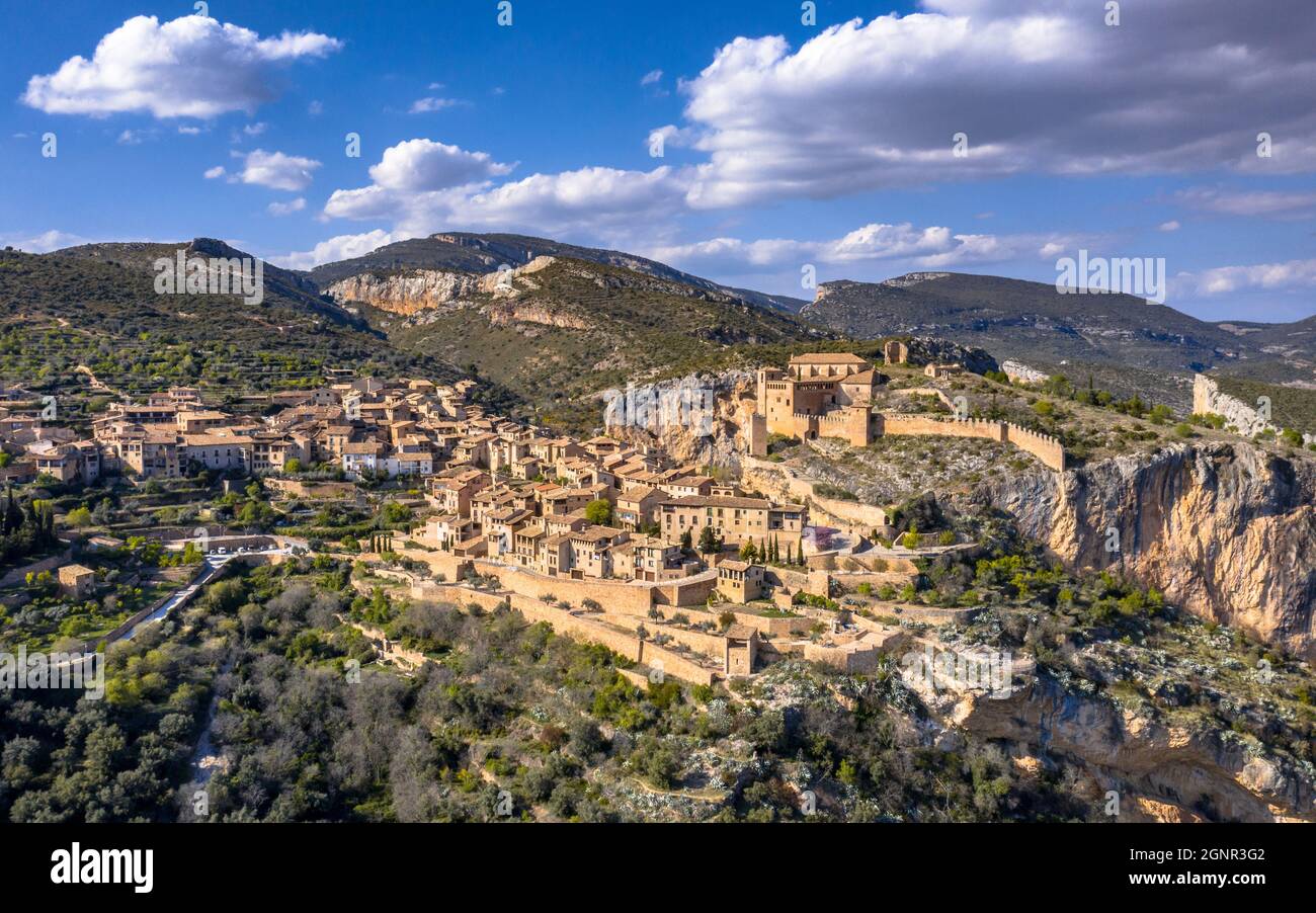 Dorf Alquezar in Sierra de Guara in den spanischen Pyrenäen bei Huesca, Aragon, Spanien Stockfoto