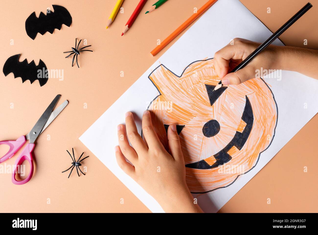 Kind macht Halloween-Dekorationen aus Papier Stockfoto